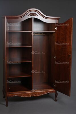 Talonpoikaisrokokoo vaatekaappi