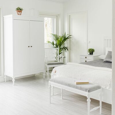 Kustavilainen vaatekaappi 147