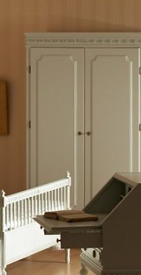 Kustavilainen vaatekaappi 147