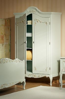 Talonpoikaisrokokoo vaatekaappi