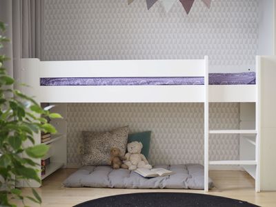 Unipuu pikkuparvi valkoinen sälepohjalla