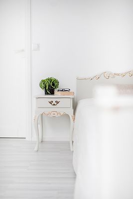 Talonpoikaisrokokoo yöpöytä