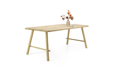 Olivia ruokapöytä lakattu tammi