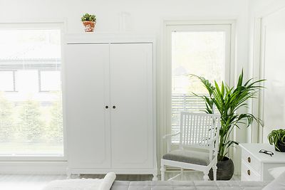 Kustavilainen vaatekaappi 147