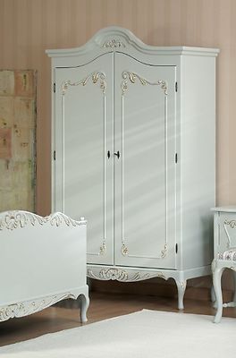 Talonpoikaisrokokoo vaatekaappi