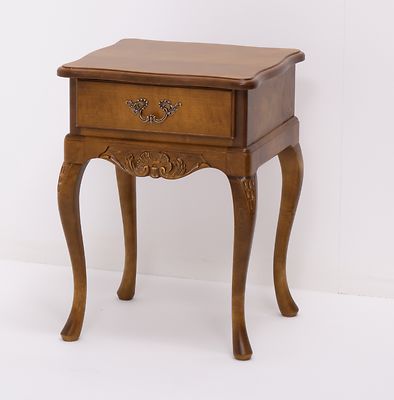 Talonpoikaisrokokoo yöpöytä