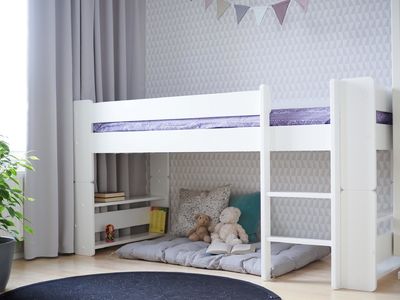 Unipuu pikkuparvi valkoinen sälepohjalla
