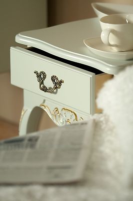 Talonpoikaisrokokoo yöpöytä