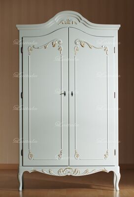 Talonpoikaisrokokoo vaatekaappi