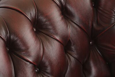 Chesterfield kulmasohva 2+K+3 rub off punainen vuodemekanismilla