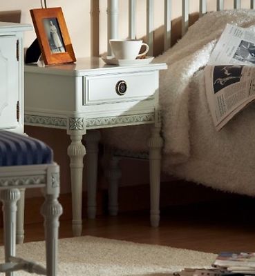 Kustavilainen yöpöytä 139