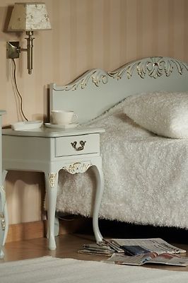 Talonpoikaisrokokoo yöpöytä