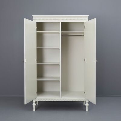 Kustavilainen vaatekaappi 147