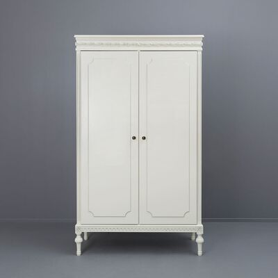 Kustavilainen vaatekaappi 147