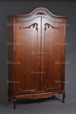 Talonpoikaisrokokoo vaatekaappi